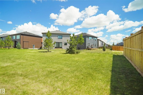Expansive lawn area with a full wood privacy fence - 8523 Mayday Run, Edmonton, AB 