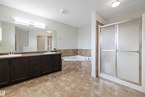 178 Woodbend Way, Fort Saskatchewan, AB - Indoor Photo Showing Bathroom