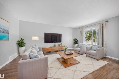 709 83 St Sw, Edmonton, AB - Indoor Photo Showing Living Room