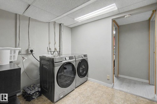 4315 46 Street, Stony Plain, AB - Indoor Photo Showing Laundry Room