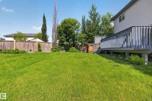 Expansive green lawn with a wood fence perimeter - 13406 32A Street, Edmonton, AB 