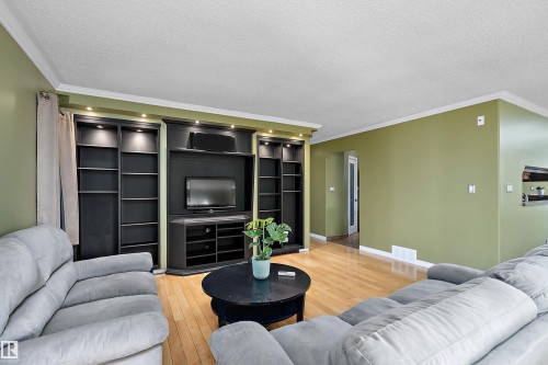 5609 58 Street, Beaumont, AB - Indoor Photo Showing Living Room