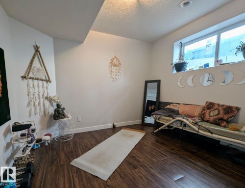 Lower level room featuring wood-finish flooring, white walls, and a recessed window - 2327 Frezenberg Avenue, Edmonton, AB 