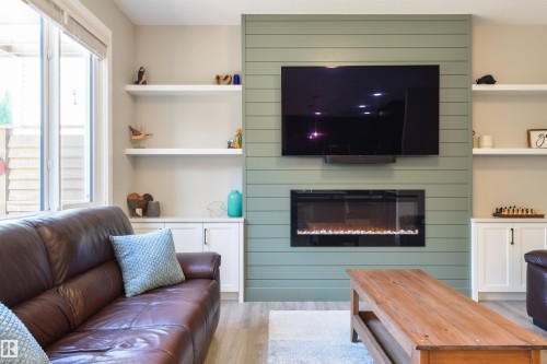 23 Kingsbury Circle, Spruce Grove, AB - Indoor Photo Showing Living Room With Fireplace