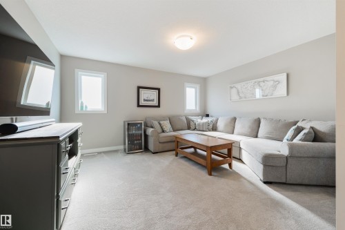 23 Kingsbury Circle, Spruce Grove, AB - Indoor Photo Showing Living Room