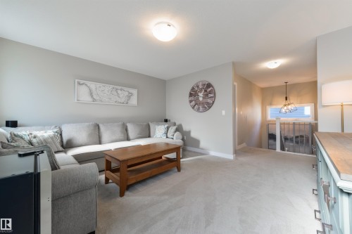 23 Kingsbury Circle, Spruce Grove, AB - Indoor Photo Showing Living Room