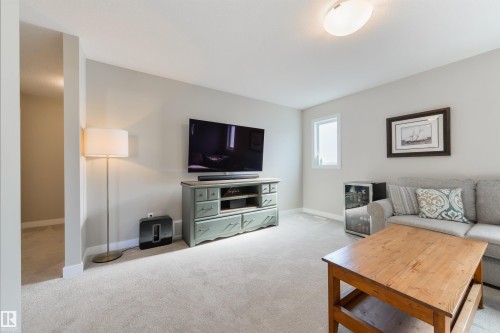 23 Kingsbury Circle, Spruce Grove, AB - Indoor Photo Showing Living Room