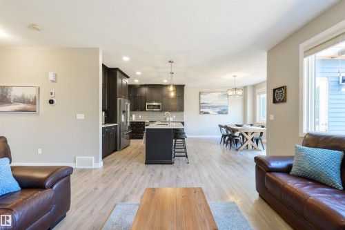 23 Kingsbury Circle, Spruce Grove, AB - Indoor Photo Showing Living Room