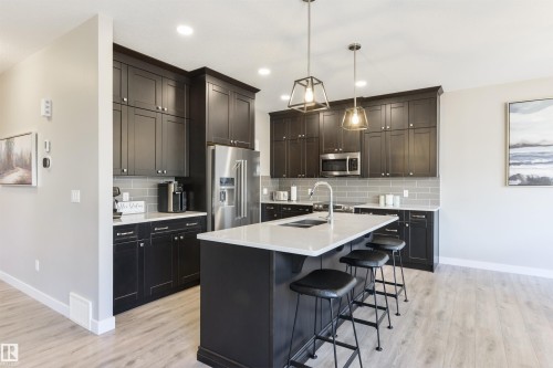23 Kingsbury Circle, Spruce Grove, AB - Indoor Photo Showing Kitchen With Stainless Steel Kitchen With Double Sink With Upgraded Kitchen