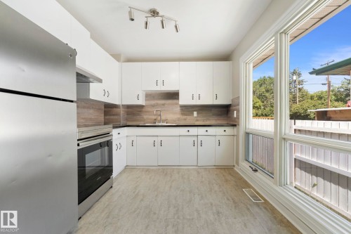 10602 100 Avenue, Fort Saskatchewan, AB - Indoor Photo Showing Kitchen