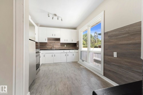 10602 100 Avenue, Fort Saskatchewan, AB - Indoor Photo Showing Kitchen