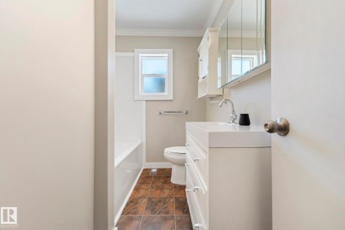 10602 100 Avenue, Fort Saskatchewan, AB - Indoor Photo Showing Bathroom