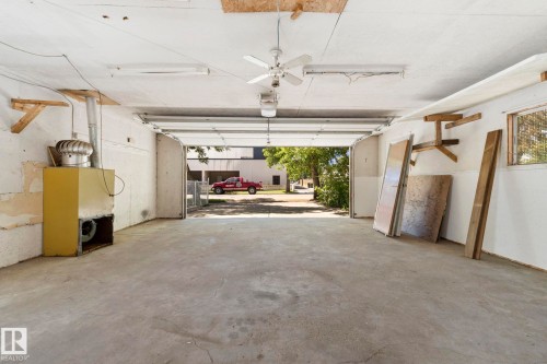 10602 100 Avenue, Fort Saskatchewan, AB - Indoor Photo Showing Garage