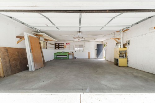 10602 100 Avenue, Fort Saskatchewan, AB - Indoor Photo Showing Garage