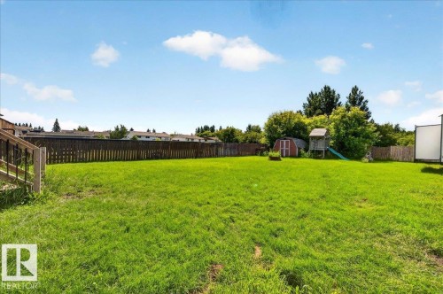 Expansive grassy yard area with perimeter fencing - 5215 50 Avenue, Bruderheim, AB - Outdoor