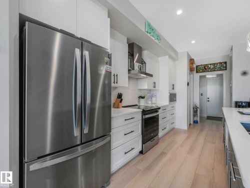 157 Garneau Gate, Spruce Grove, AB - Indoor Photo Showing Kitchen With Upgraded Kitchen