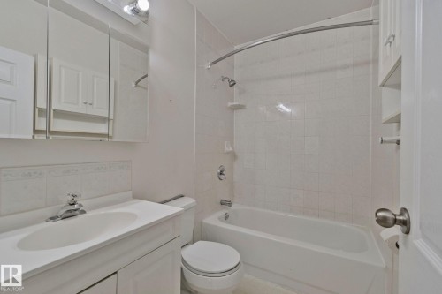 9727 69 Avenue, Edmonton, AB - Indoor Photo Showing Bathroom