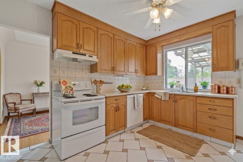 9727 69 Avenue, Edmonton, AB - Indoor Photo Showing Kitchen