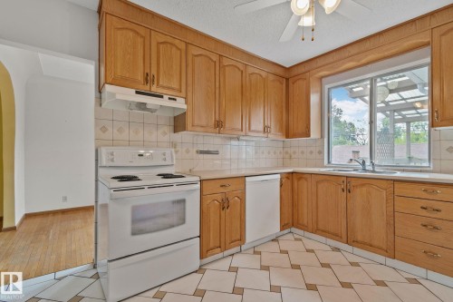 9727 69 Avenue, Edmonton, AB - Indoor Photo Showing Kitchen
