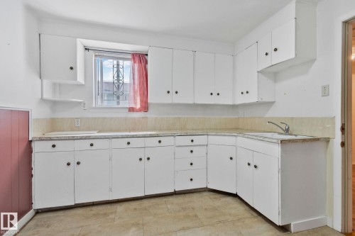 9727 69 Avenue, Edmonton, AB - Indoor Photo Showing Kitchen