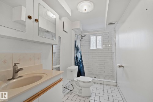 9727 69 Avenue, Edmonton, AB - Indoor Photo Showing Bathroom
