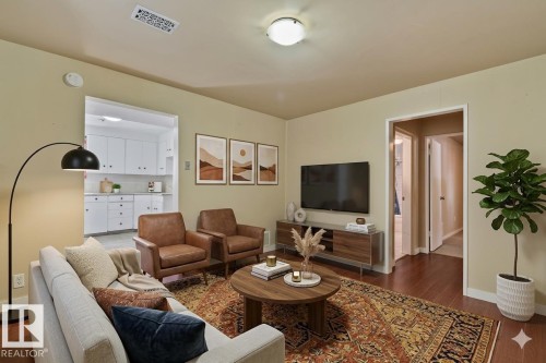 9727 69 Avenue, Edmonton, AB - Indoor Photo Showing Living Room