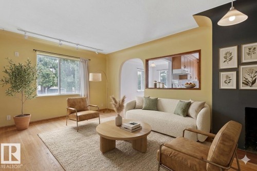 9727 69 Avenue, Edmonton, AB - Indoor Photo Showing Living Room