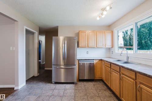 8707 151 Avenue, Edmonton, AB 