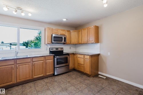 8707 151 Avenue, Edmonton, AB 