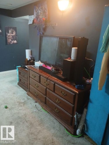 Image quality insufficient for description - 13224 37 Street, Edmonton, AB 