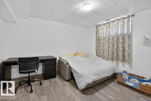 Neutral-toned wood-finish flooring - 21320 90 Avenue, Edmonton, AB 