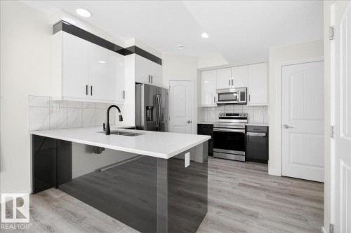 #2 11616 82 St Nw, Edmonton, AB - Indoor Photo Showing Kitchen With Upgraded Kitchen