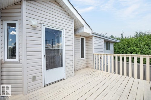 Expansive outdoor deck featuring wood flooring and a perimeter railing - 619 Layton Crest, Edmonton, AB 