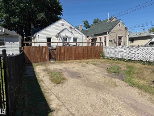 Gravel drive with perimeter fencing - 11511 101 Street, Edmonton, AB 
