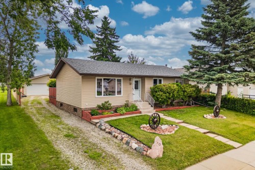 Single-story residence featuring light beige siding and a dark shingle roof - 30 Garden Valley Drive, Stony Plain, AB - Outdoor