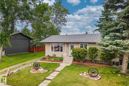 Single-story residence featuring light beige siding and a gray shingle roof - 30 Garden Valley Drive, Stony Plain, AB - Outdoor