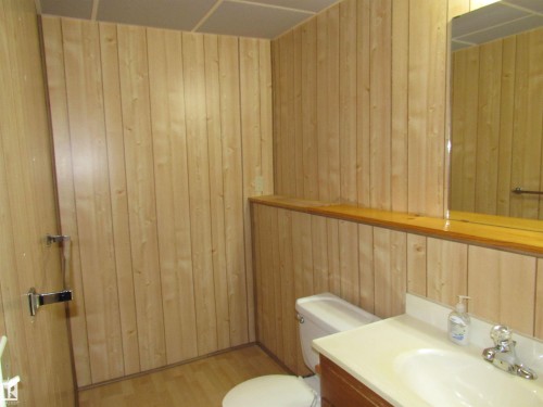 2025 108 Street, Edmonton, AB - Indoor Photo Showing Bathroom