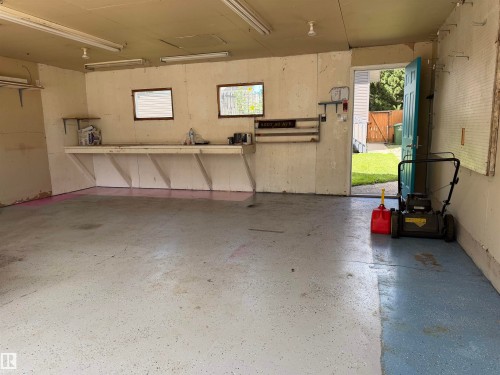 4507 46 Avenue, Wetaskiwin, AB - Indoor Photo Showing Garage