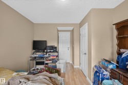 Image quality insufficient for description - 