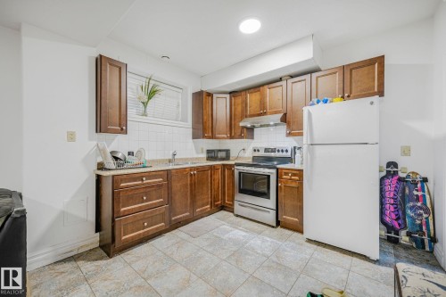 1511 68 Street Sw, Edmonton, AB - Indoor Photo Showing Kitchen