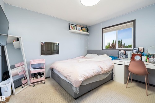 12 Henderson Bay, Spruce Grove, AB - Indoor Photo Showing Bedroom