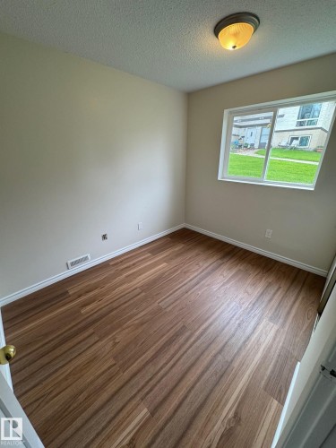 Bright room featuring wood-finish flooring, light-toned walls, and white trim - 482 Lee Ridge Road Nw, Edmonton, AB 