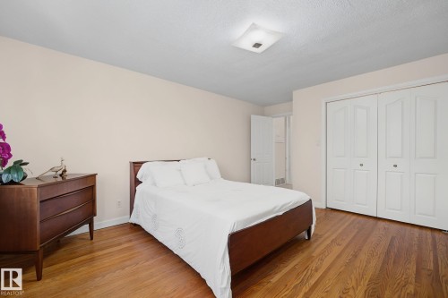 Hardwood flooring, painted walls, and ceiling-mounted light fixture - 9516 146 Street, Edmonton, AB 