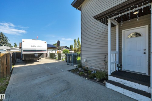 Spacious concrete driveway featuring ample parking - 184 Garwood Cres, Wetaskiwin, AB - Outdoor With Exterior