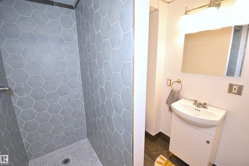 58 Wilson Crescent, Sherwood Park, AB - Indoor Photo Showing Bathroom