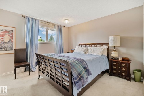 Neutral painted walls with a textured ceiling - 10715 33 Avenue, Edmonton, AB 