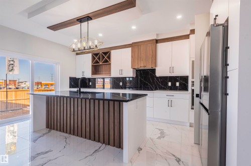 216 33 Street Sw, Edmonton, AB - Indoor Photo Showing Kitchen