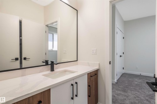 216 33 Street Sw, Edmonton, AB - Indoor Photo Showing Bathroom
