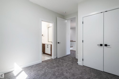 216 33 Street Sw, Edmonton, AB - Indoor Photo Showing Other Room