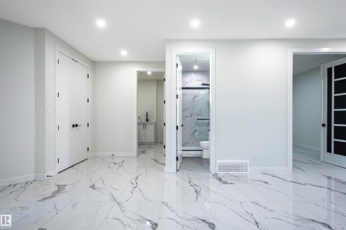 216 33 Street Sw, Edmonton, AB - Indoor Photo Showing Other Room